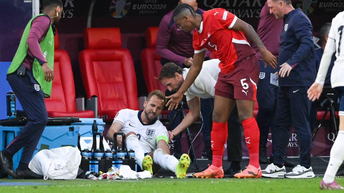 Harry Kane landete im Zweikampf mit Manuel Akanji unglücklich auf einer Kühlbox und klagte über Krämpfe in beiden Beinen