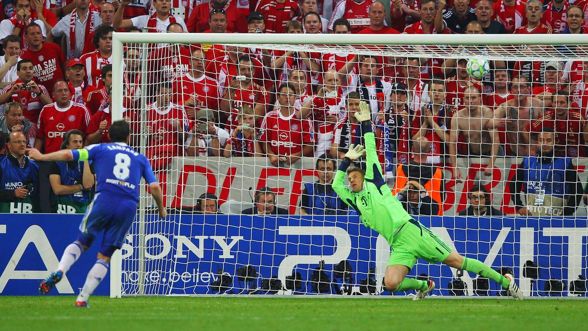 Der 19. Mai 2012 wird dafür dann zu einem der größten Tage in der Karriere von Frank Lampard. Im "Drama dahoam" entreißt Chelsea dem FC Bayern in München noch den Champions-League-Titel. Nachdem Didier Drogba die "Blues" in die Verlängerung rettet, trifft Lampard im Elfmeterschießen gegen Neuer - dieses Mal zählt der Treffer auch