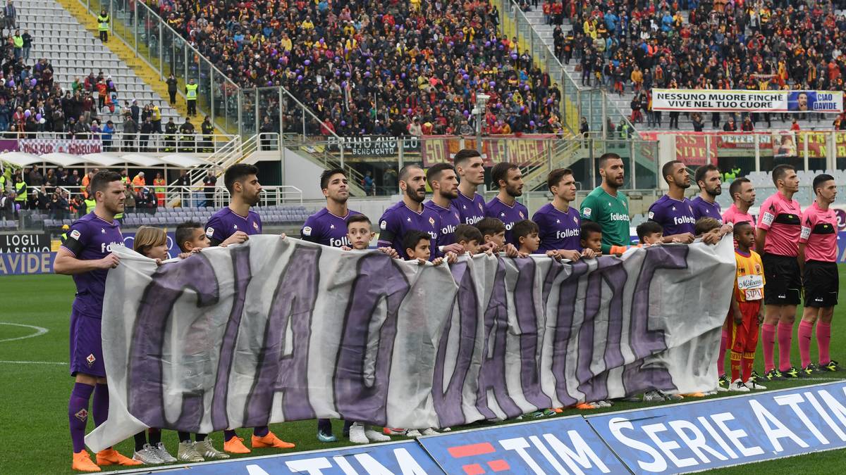Zudem verabschiedete sich das Team vor dem Anpfiff mit einem Plakat und der Aufschrift "Ciao Davide" von ihrem langjährigen Spielführer