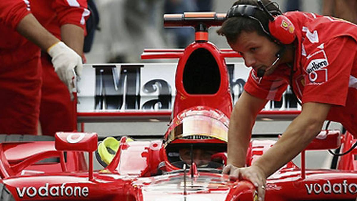 2005 hinkt Schumacher von Beginn an hinterher, der F2005 ist unter dem neuen Reifenreglement nicht konkurrenzfähig 