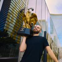 Die U.S. Poker Open 2024 hat ihren neuesten Champion gekrönt: Aram Zobian führt die Rangliste an und gewinnt die Golden Eagle Trophäe sowie ein $25.000 PGT Passport. Stephen Chidwick gelang der Sieg im abschließenden $25.000 NLHE.