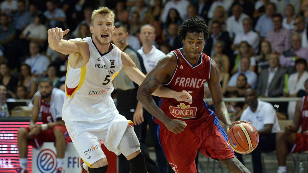 Niels Giffey (ALBA Berlin, 200 cm, Guard/Forward, geb. 08.06.1991, 29 Länderspiele): Der nächste Berliner im Kader von Coach Fleming. Giffey blickt mit zwei NCAA-Titeln auf eine sehr erfolgreiche Collegekarriere zurück, seine erste BBL-Saison mit ALBA lief zumindest zufriedenstellend. Giftig, mit langen Armen, kann Giffey seine Gegner auf der Zwei oder Drei nerven, Offensiv ist sein sicherer Dreier die größte Waffe