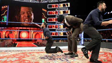 Jinder Mahal (2.v.r.) machte sich bei WWE SmackDown Live mit rassistischen Klischees über Shinsuke Nakamura lustig