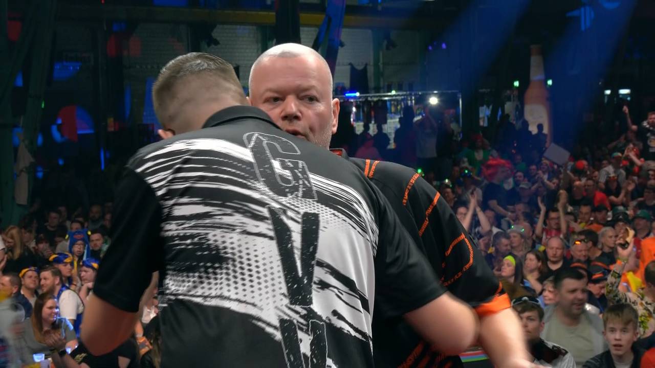 German Darts Grand Prix: Gian van Veen schlägt Raymond van Barnefeld im Decider
