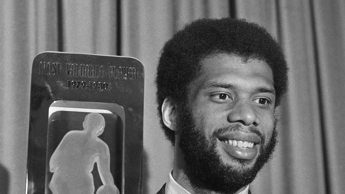 In jener Saison schnappte sich Kareem auch seinen sechsten und letzten MVP-Titel. Damit begann die goldene Ära der Lakers. Achtmal erreichten sie in den 80er Jahren die Finals und holten fünf Titel