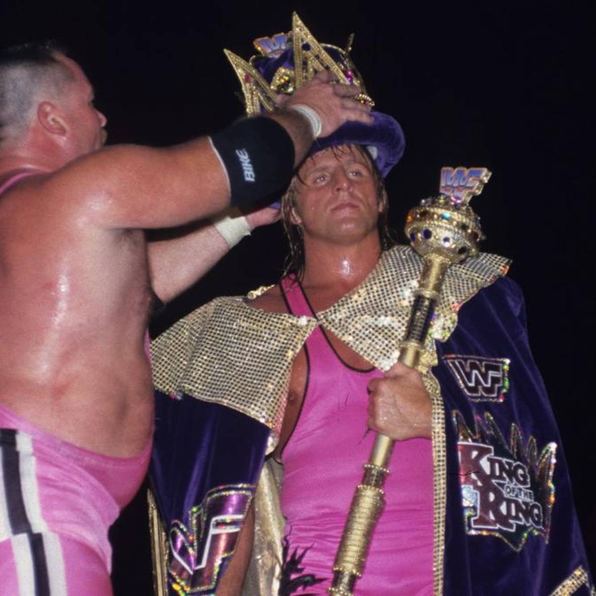 Bei einem missglückten Einmarsch-Stunt stürzte WWE-Star Owen Hart vor 23 Jahren zu Tode. Um sein Vermächtnis tobt ein bis heute andauernder Konflikt.