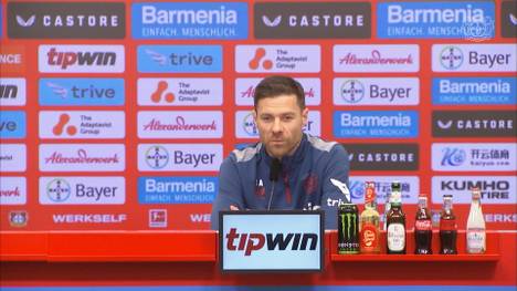 Xabi Alonso wird Bayer 04 Leverkusen erhalten bleiben. Das teilte der Trainer am Freitag auf einer Pressekonferenz mit.