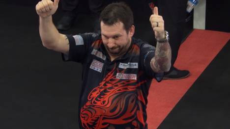 Johnny Clayton wird in Schottland mit zahlreichen Pfiffen begrüßt. Der Waliser schlägt Gary Anderson dennoch souverän mit 6:2.
