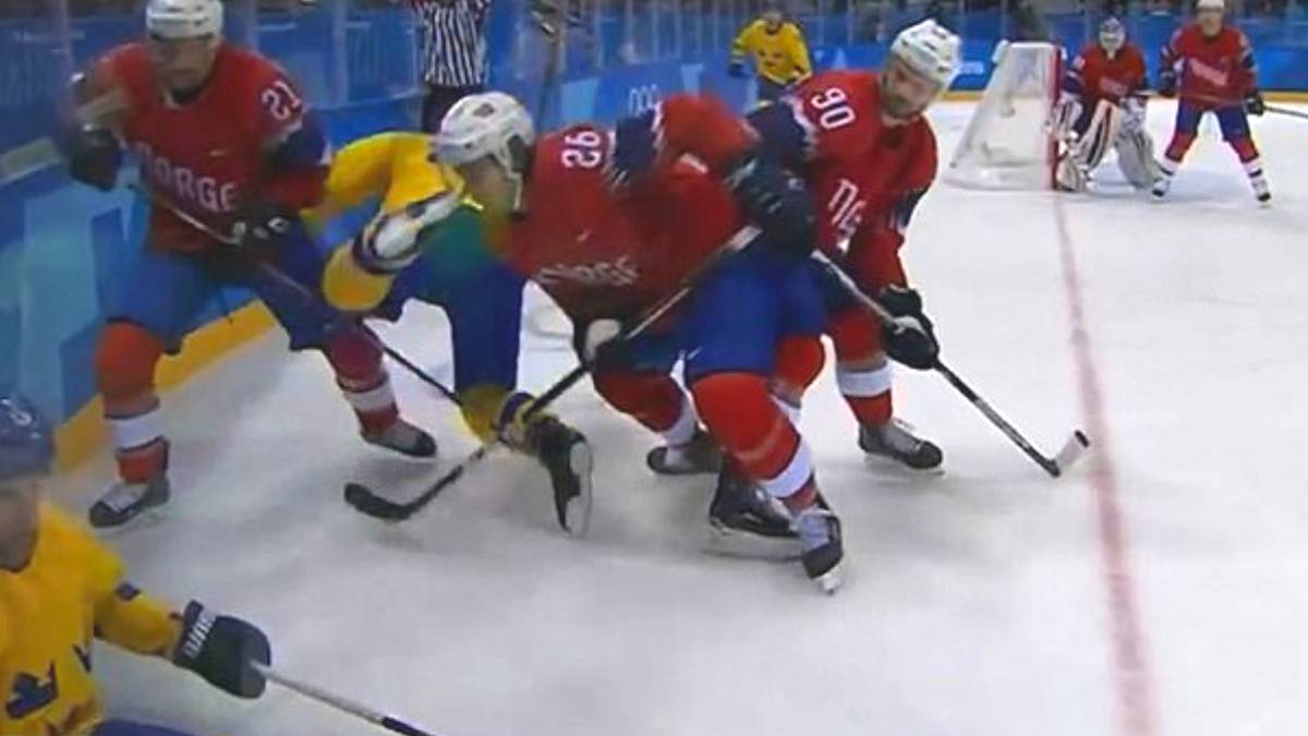 Zum Unglück kommt es, als einige Spieler an der Bande um den Puck kämpfen, der Schwede Joel Lundqvist nach vorne fällt und Forsberg unabsichtlich den Schlittschuh in das Gesicht rammt 