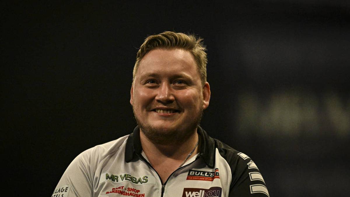 Der 28-jährige Deutsche Martin Schindler, bekannt als „The Wall“, hat sich 2024 endgültig als einer der besten Spieler etabliert. Mit dem ersten Neun-Darter eines Deutschen auf einer TV-Bühne und zwei Siegen auf der European Tour zeigte er, dass er in Topform ist.