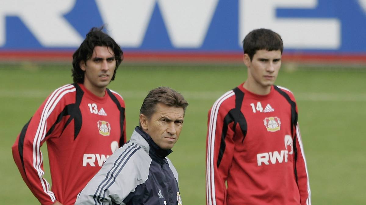 Keine zwei Wochen später wird Augenthaler als neuer Cheftrainer bei Bayer Leverkusen vorgestellt