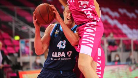 Luke Sikma (l.) muss zum Auftakt mit ALBA Berlin gegen die Telekom Baskets Bonn ran