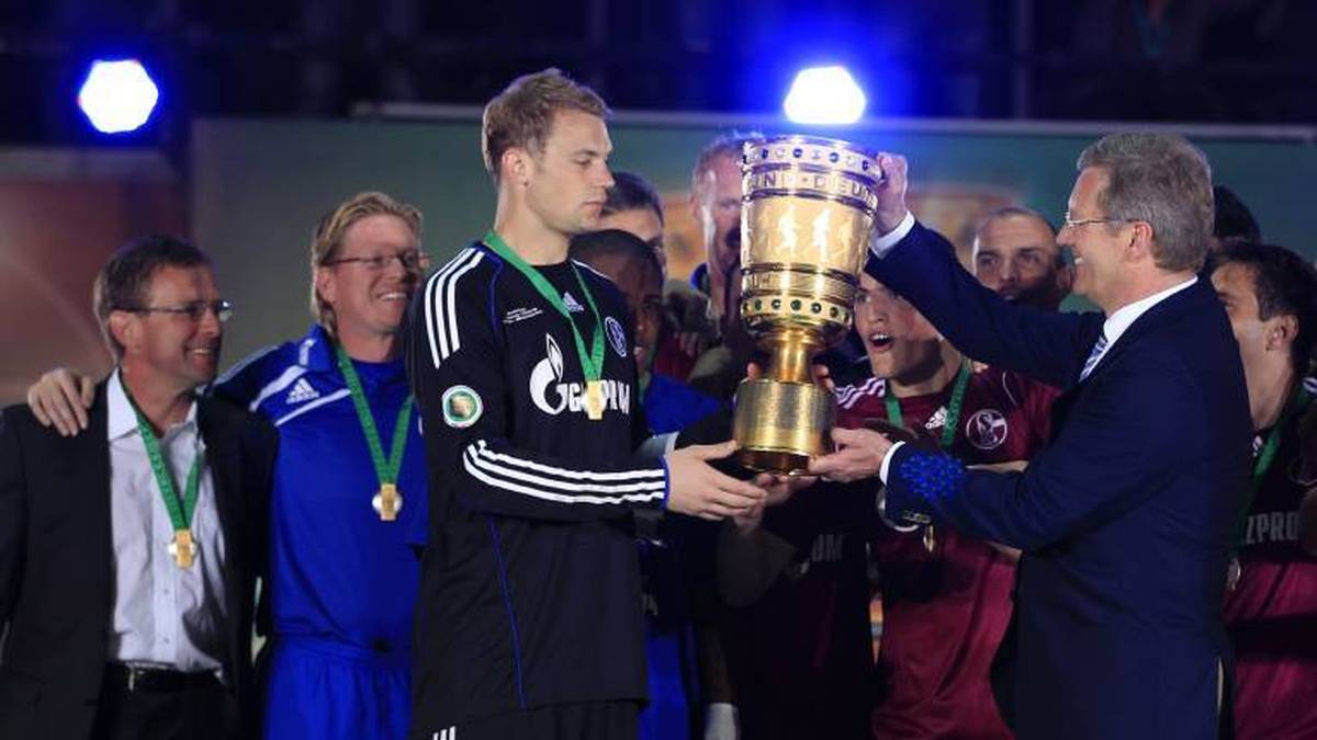 Ralf Rangnick (li.) bei der Übergabe des DFB-Pokals
