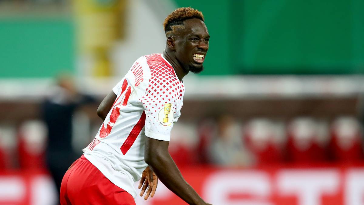 "Hier kann man streiten", sagt Ex-Schiedsrichter Heynemann, der aber auch mit einem Videoschiedsrichter nicht von einem anderen Ausgang ausgeht. "Selbst wenn es eine Videokontrolle gegeben hätte, wäre das eine Entscheidung des Schiedsrichters gewesen. Das muss ganz einfach der Schiedsrichter selber entscheiden und die Kompetenz haben – in dem Sinne keine Fehlentscheidung"