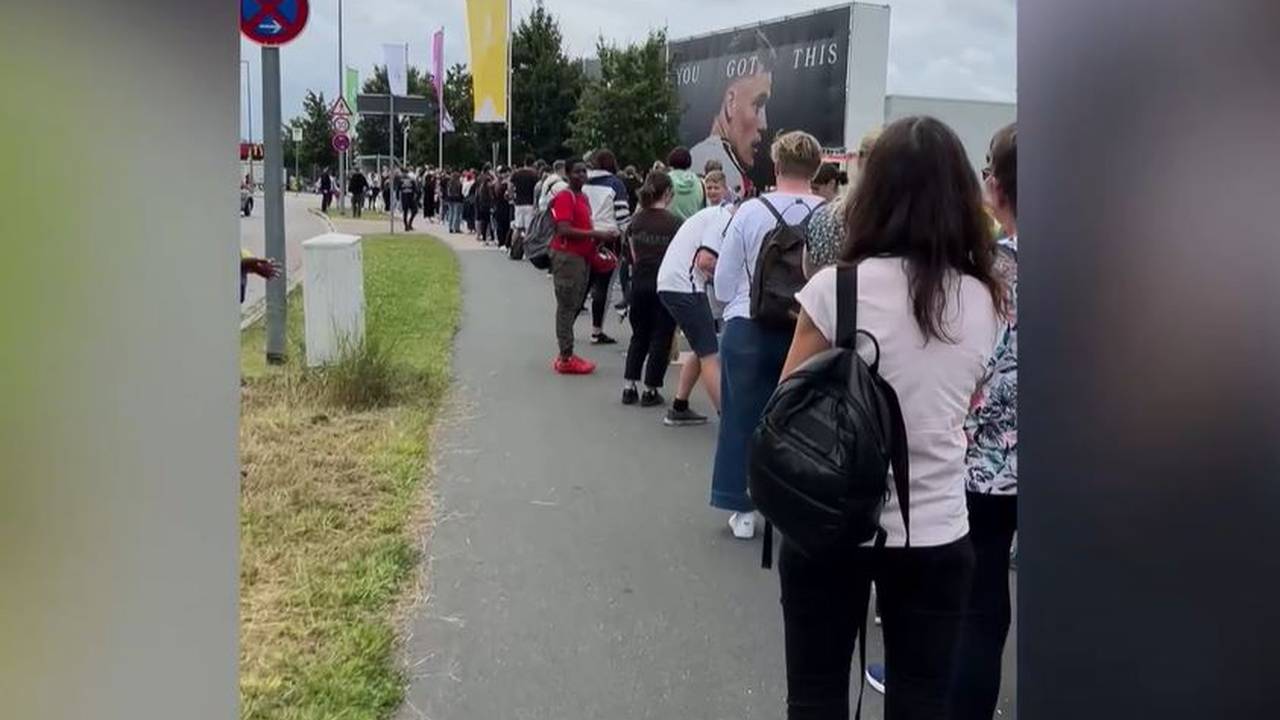 XXL-Schlange! Fans warten für DFB-Star über eine Stunde