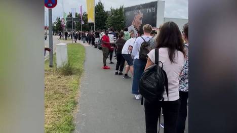 Ein DFB-Stürmer gibt im Adidas-Store eine Autogrammstunde. Bereits weit vor dem Termin bildet sich eine lange Schlange.