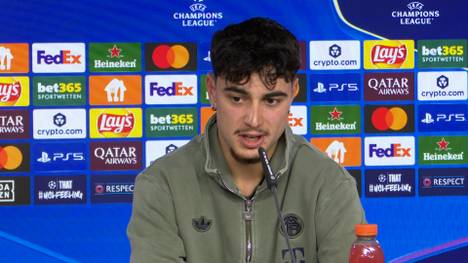 Aleksandar Pavlovic wird auf die Vertragssituation seines Mittelfeldkollegen Leon Goretzka angesprochen. Der Bayern-Star spricht dabei vor allem über das Verhältnis zu seinem sportlichen Kontrahenten.