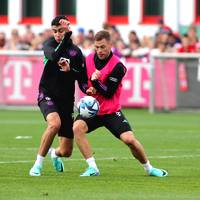 Der FC Bayern begrüßt zwei Rückkehrer im Teamtraining. Drei andere Profis stehen Trainer Thomas Tuchel bei einer öffentlichen Einheit derweil nicht vollumfänglich zur Verfügung. 