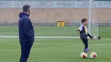 Barcelona-Torhüter Wojciech Szczęsny wird vor dem Halbfinal-Rückspiel in der Copa del Rey gegen Atlético Madrid im Training von einem ganz besonderen Gast warmgeschossen.