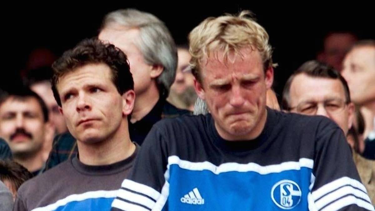 Eurofighter-Legende Mike Büskens (r.) vergoss gar Tränen. Die Schalker trösteten sich kurze Zeit später mit dem Gewinn des DFB-Pokals und bleiben als "Meister der Herzen" für immer in Erinnerung