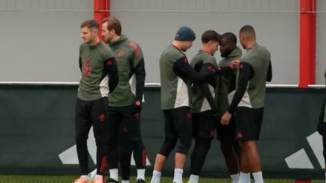 Bayern-Youngster Tom Bischof sorgt im Abschlusstraining vor dem Spiel gegen Arsenal für einen kleinen Zwischenfall. Und wird daraufhin von Abwehrboss Jonathan Tah direkt zurechtgewiesen. 