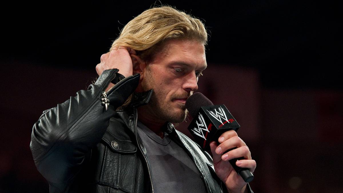 11. APRIL 2011 - Der amtierende World Champion Edge verkündet eine Hiobsbotschaft: Er muss wegen einer schweren Nackenverletzung seine Karriere beenden - und hält eine emotionale Abschiedsrede
