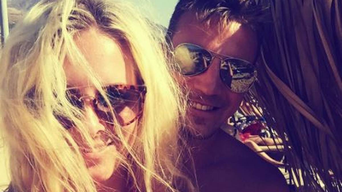 Name der blonden Schönheit: Katerina Trejbalova. Beide lernten sich in Berlin während einer TV-Reportage kennen. "Sie war früher Feld-Reporterin im Fußballstadion, inzwischen besucht sie tschechische Fußballer, die im Ausland spielen. Nach dem Interview in Berlin sind wir in Kontakt geblieben. Seit drei Monaten sind wir ein Paar.“ Aha...