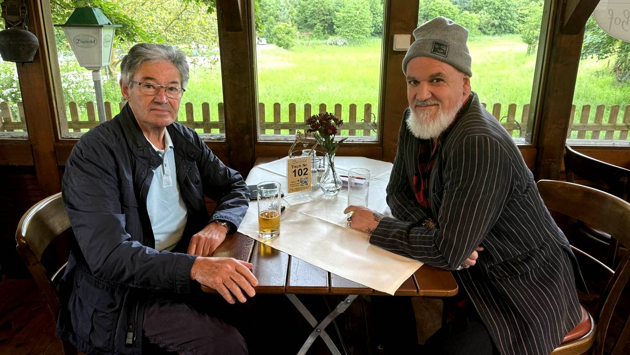 Fritz Fuchs (l.) und SPORT1-Reporter Reinhard Franke trafen sich in Kaiserslautern