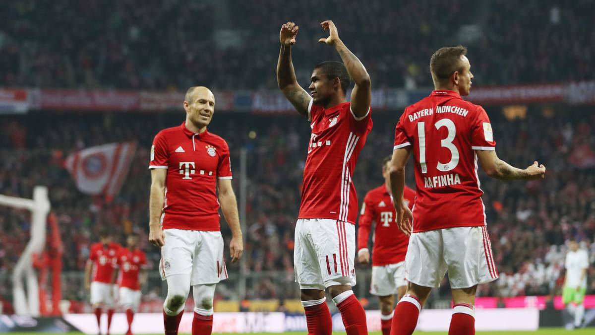 Auch Douglas Costa darf sich nach seinem Treffer zum 5:0-Endstand freuen