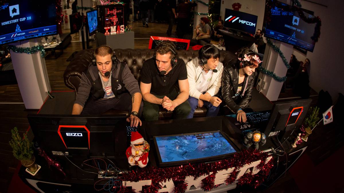 Kevin "RotterdaM" van der Kooi, Kevin "Harstem" de Koning, Mun "MMA" Seong
Won, Sasha "Scarlett" Hosty