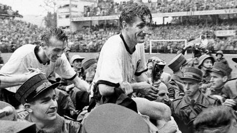 Fritz Walter (r.) wurde 1954 mit Deutschland Weltmeister