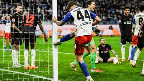 Luka Vuskovic hätte im Nachholspiel gegen Leverkusen fast den Ausgleich besorgt. Stattdessen vergab der HSV-Verteidiger kurz vor Schluss und ließ anschließend seinen Emotionen freien Lauf.