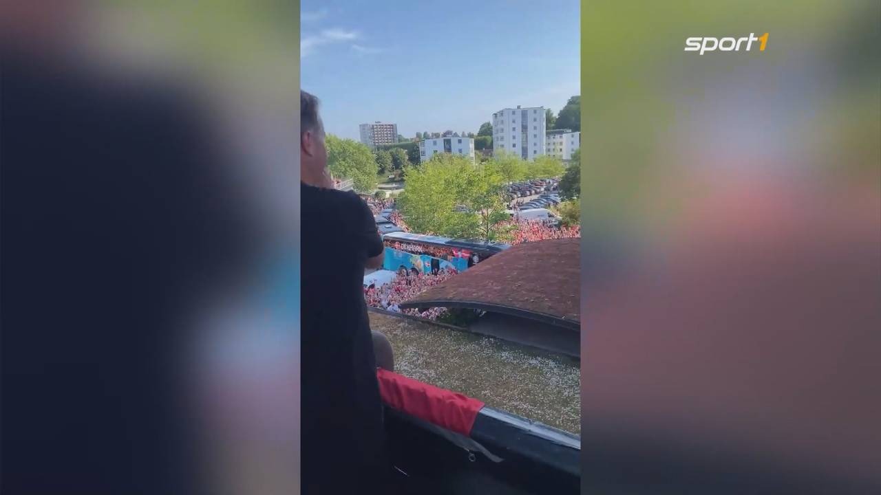 Stürmischer Empfang der Dänen am Teamhotel vor EM-Halbfinale