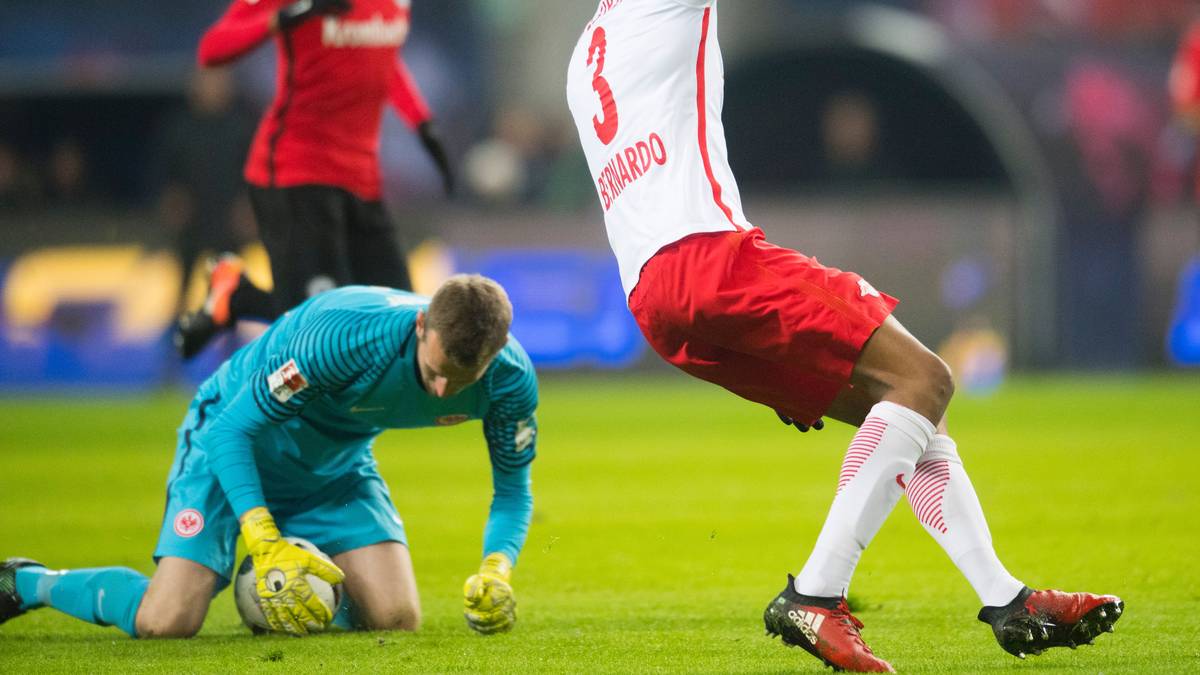 PLATZ 3: Lukas Hradecky (Eintracht Frankfurt) - Der Eintracht-Keeper reiht sich in der Saison 2016/17 mit seinem kuriosen Handspiel außerhalb des Strafraums gegen Leipzig auf Platz zwei ein. Nach nur 131 Sekunden sieht der Finne Rot
