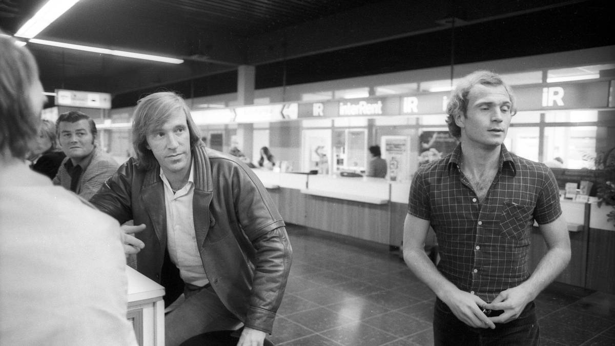 Doch letztendlich scheiterte der Deal am Knie des heutigen Bayern-Präsidenten. Da der damals 26-Jährige immer mal wieder mit Knieproblemen zu kämpfen gehabt hatte, verlangte der Teamarzt des HSV eine Arthroskopie