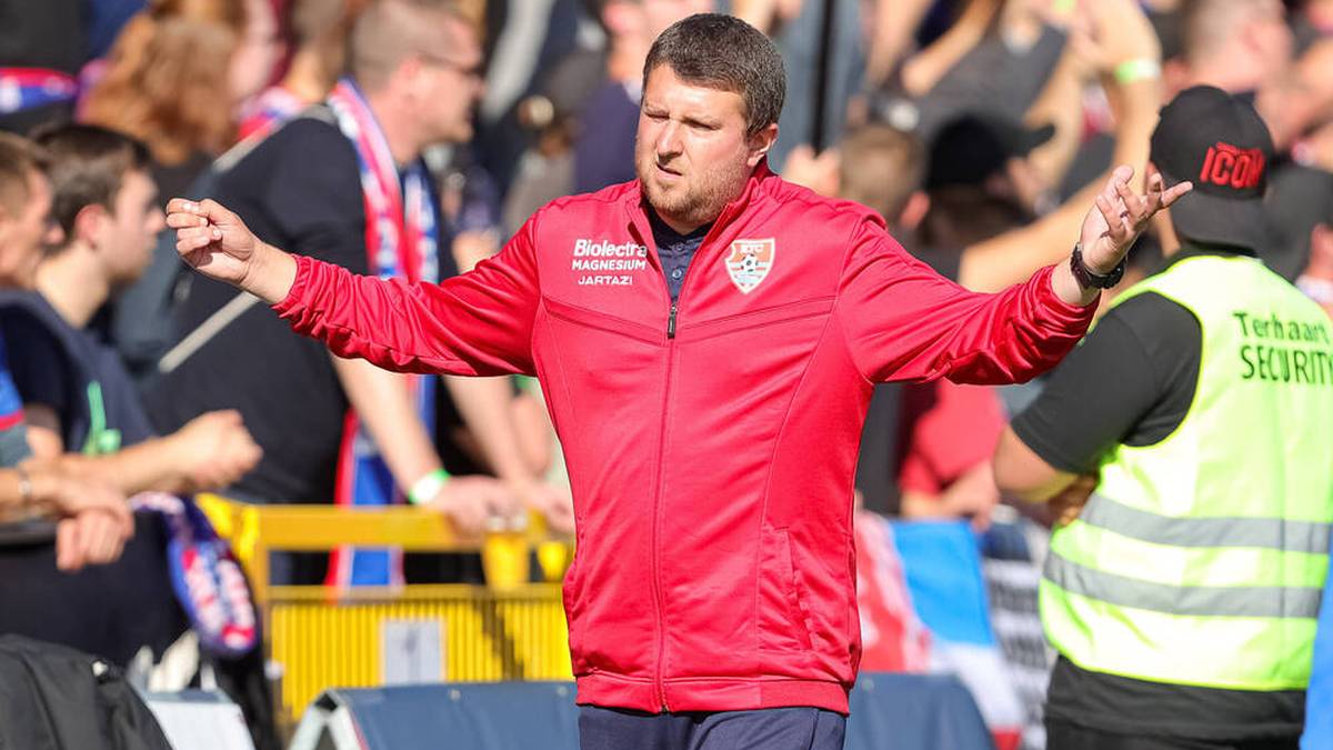 Trainer Dimitri Voronov vom KFC Uerdingen ist bedient nach der 0:11-Pleite gegen RW Essen
