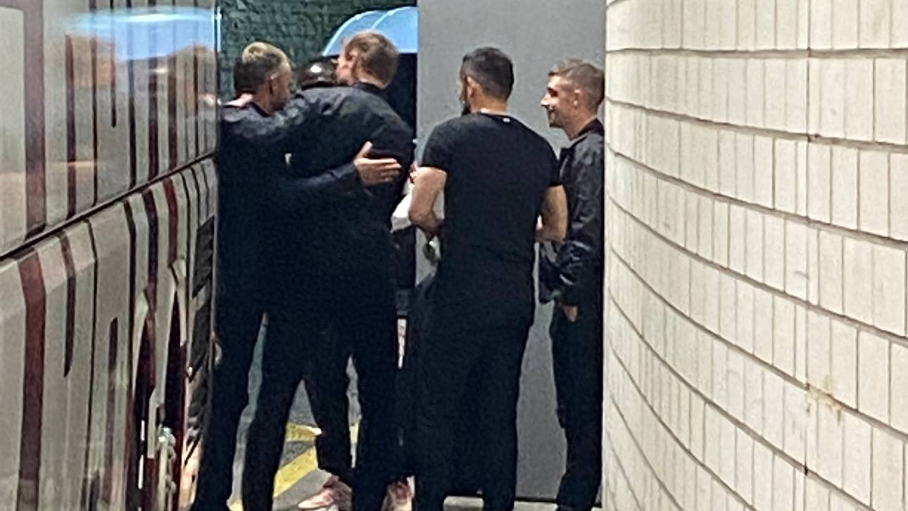 Hasan Salihamidzic (2.v.r.) und Hansi Flick (l.) trafen sich am Mannschaftsbus