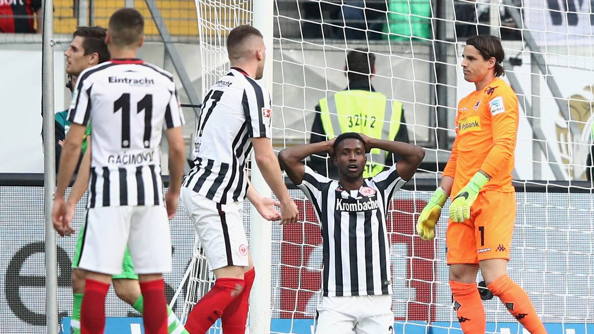 In der Partie selbst hat die Borussia dann eher eine Nebenrolle, während die Eintracht zu zahlreichen guten Chancen kommt und sie alle verschenkt. Unter anderem köpft Taleb Tawatha die Kugel an das Torgehäuse