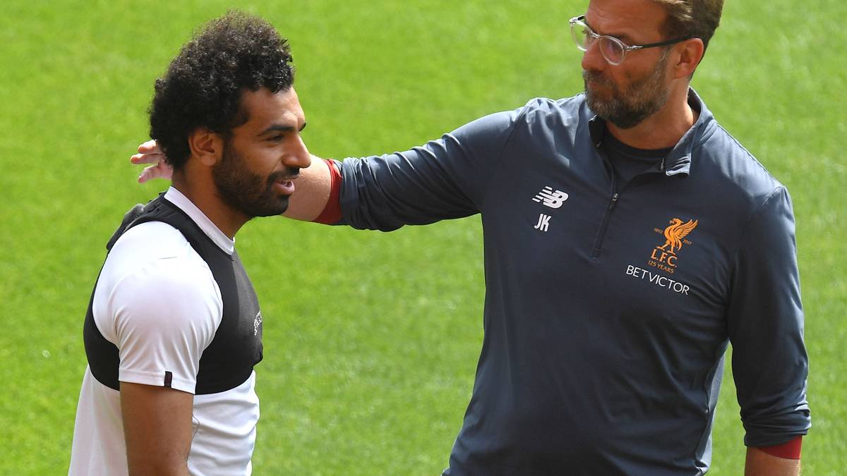 Bei Salah war das nicht immer so. Unter Liverpool-Coach Jürgen Klopp (r.) legte der Ägypter noch einmal deutlich an Trainingseifer zu und trainierte sich die Robustheit an, die in der Premier League unabdingbar ist