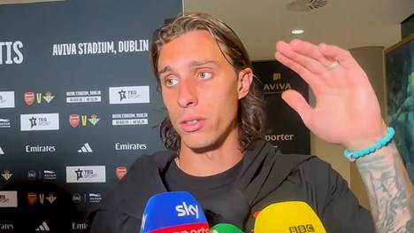 Nach Arsenals Testspielniederlage gegen Betis Sevilla müssen sich Mikel Arteta und Riccardo Calafiori Fragen zu den anhaltenden Transferspekulationen um Vini Jr. und Bruno Guimarães stellen. Konkrete Aussagen vermeiden jedoch beide.