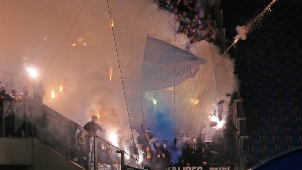Hertha-Fans zündeln mit Pyro während der Pokal-Partie in Rostock