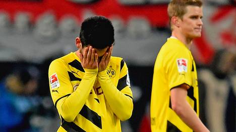 Ilkay Gündogan von Borussia Dortmund hält sich die Hände vor sein Gesicht
