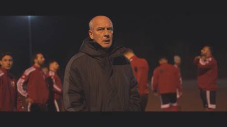 Nach einer verlorenen Squash-Wette übernimmt Mario Basler als Coach beim Kreisligisten Türkgücü Osnabrück. KICK.TV zeigt euch Eindrücke der ersten Trainingseinheit mit Neu-Trainer Basler.