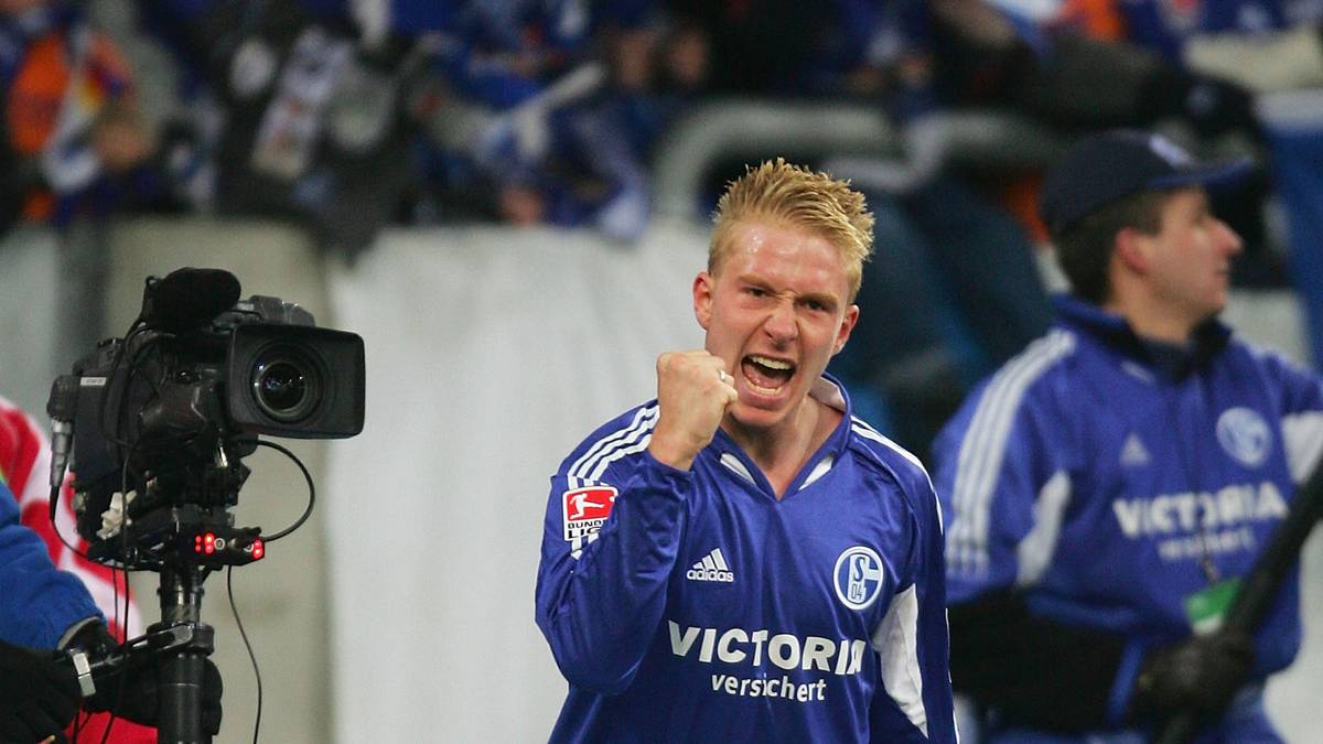 Mike Hanke, damals noch im Dress von Königsblau, nutzt das eiskalt aus und schießt vom Mittelpunkt über Butt hinweg zum 2:3 ein. Glück für Butt: Bayer gewinnt das Spiel trotzdem