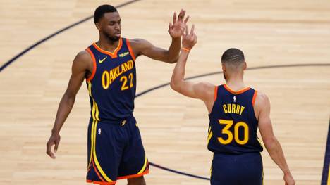 Andrew Wiggins (l.) spielt bei den Warriors zusammen mit Steph Curry