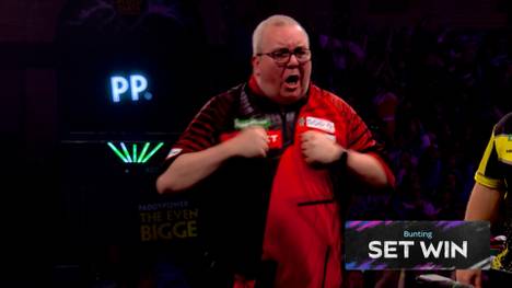 Nach Startschwierigkeiten setzt Stephen Bunting ein Ausrufezeichen. Durch ein wahnsinniges Finish rettet sich der Kultspieler sensationell zum Satzausgleich. Doch nur wenig später setzt der Altmeister noch einen drauf.