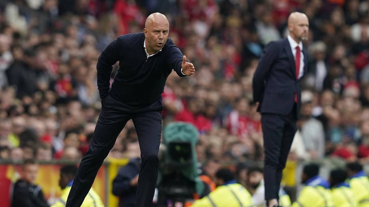 Arne Slot und der FC Liverpool (l.) waren der Mannschaft von Erik ten Hag (r.) klar überlegen