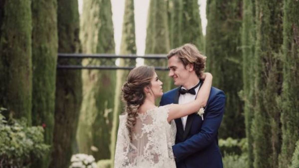 Traumhochzeit im spanischen Toledo. Der französische Starstürmer Antoine Griezmann heiratet seine Lebensgefährtin Erika Chopenera, die er in San Sebastian während seiner Zeit bei Real Sociedad kennengelernt hat