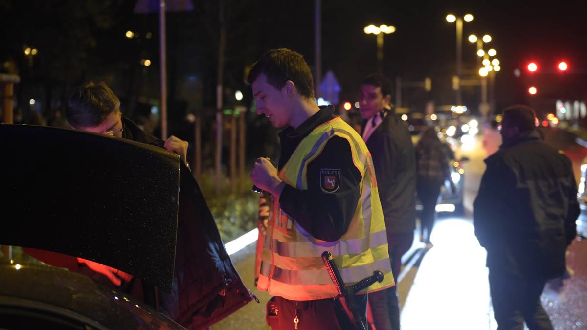 Rund ums Stadion werden daraufhin alle Autos kontrolliert, es bilden sich kilometerlange Staus, der Verkehr steht teilweise nahezu still. Zudem werden einige U-Bahn-Stationen gesperrt