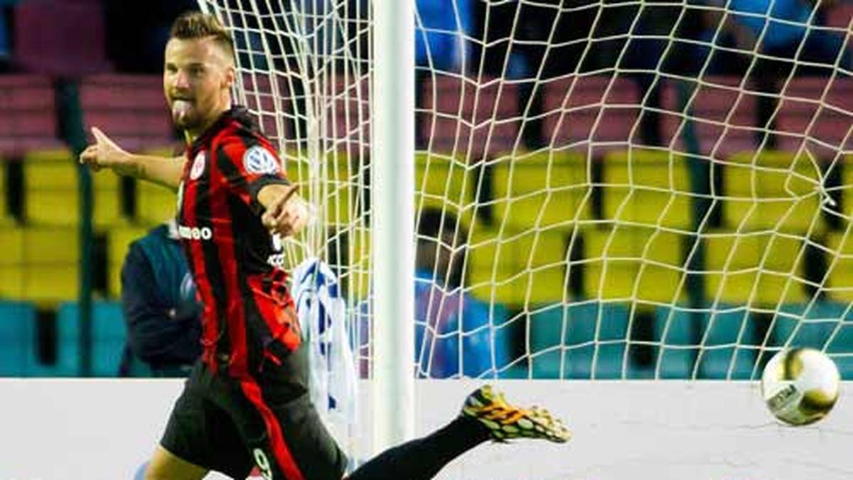 Im Spiel der Frankfurter Eintracht bei Viktoria Berlin gehen die Hessen schnell in Führung. Zugang Haris Seferovic nutzt einen Fehler in der Berliner Verteidigung eiskalt aus